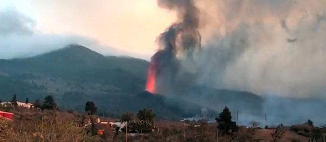 Vídeos: El volcà de La Palma, vist des de casa d’un vinarossenc