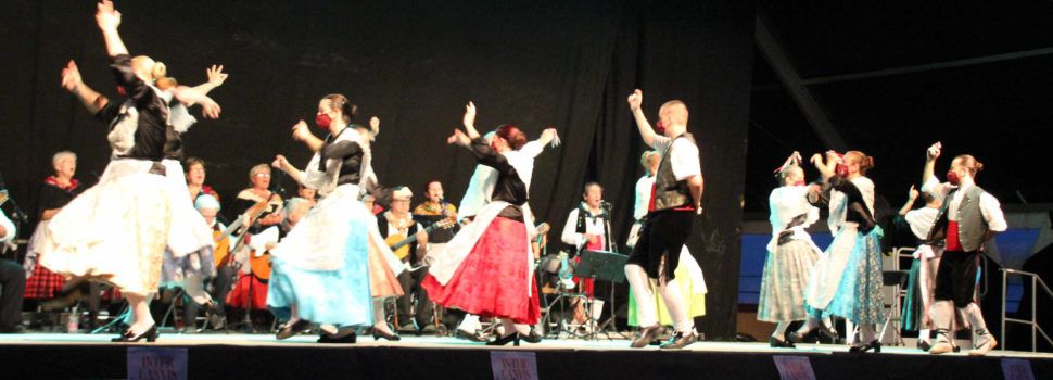 Gran actuación del grupo folklórico Les Camaraes