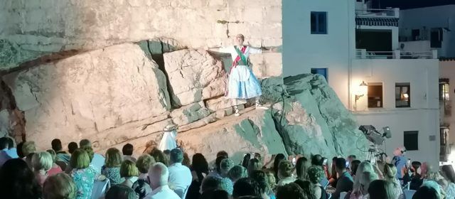 Peñíscola culmina la celebración del Día de la Patrona con las loas del Grup Cultural de Danses y de la Dansa Batalla