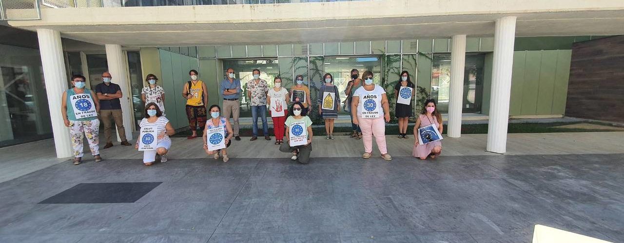 Concentración en el centro de salud pública de Benicarló en demanda de estabilidad laboral