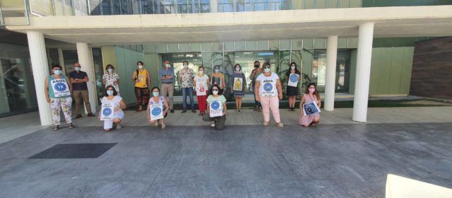 Concentración en el centro de salud pública de Benicarló en demanda de estabilidad laboral