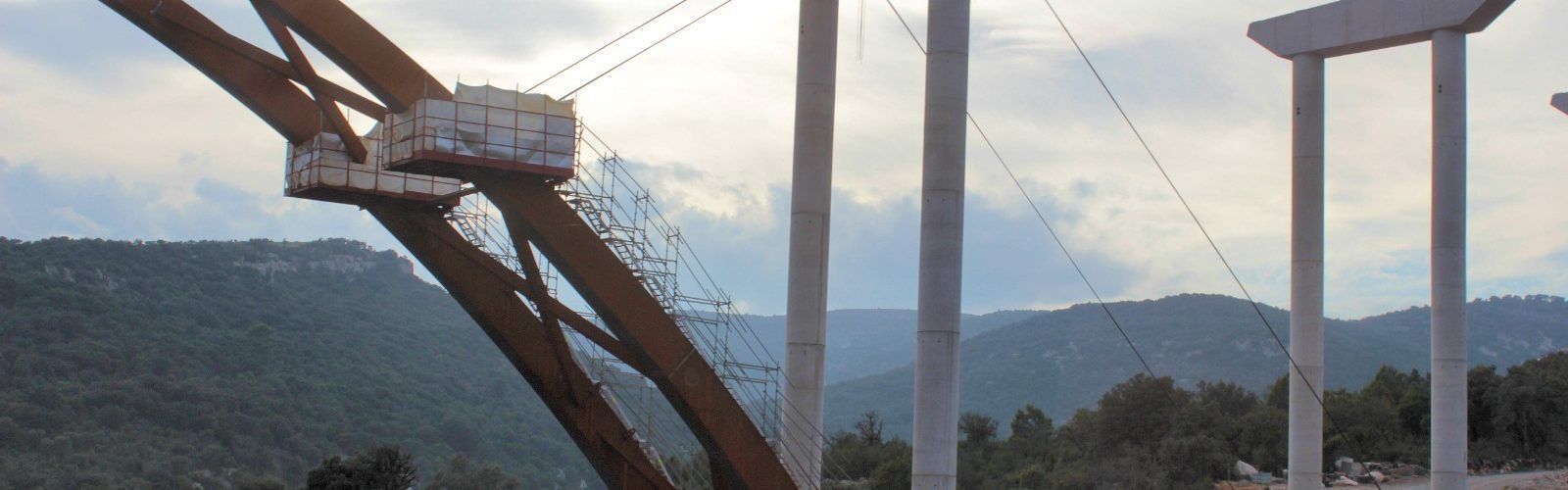 Fotos: Segueix “creixent” el gran viaducte de la N-232