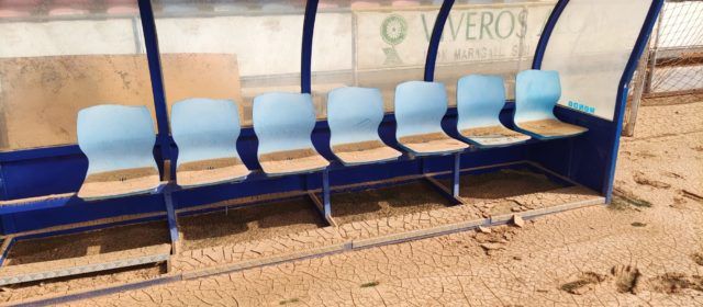 Visita d’autoritats al camp esportiu municipal d’Alcanar, greument afectat pels aiguats