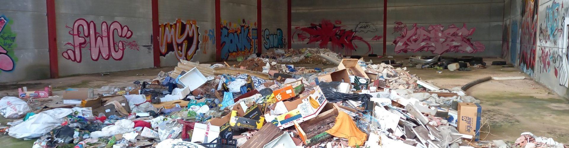 Acumulació de residus en unes naus a Vinaròs