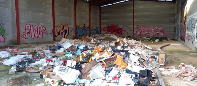 Acumulació de residus en unes naus a Vinaròs
