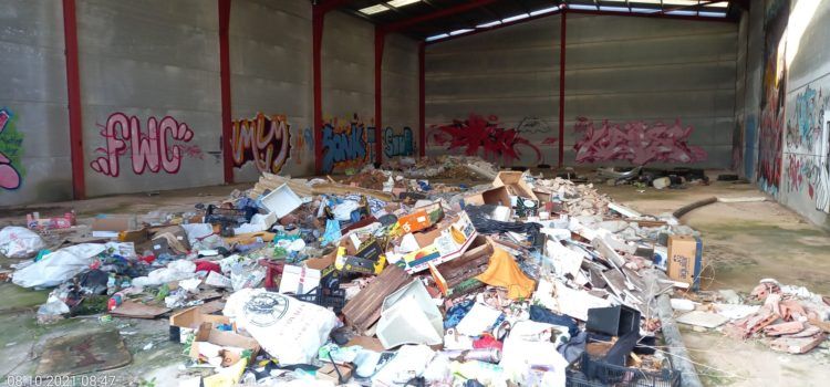 Acumulació de residus en unes naus a Vinaròs