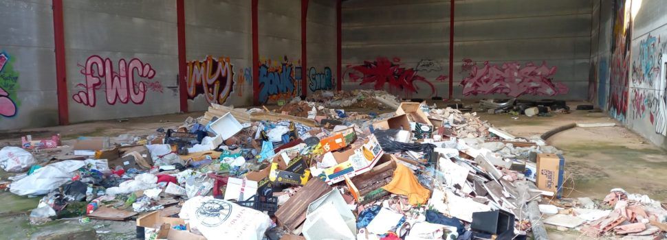 Acumulació de residus en unes naus a Vinaròs