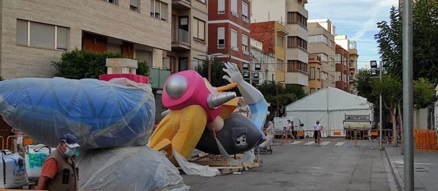 Fotos: Benicarló planta les “falles d’octubre”