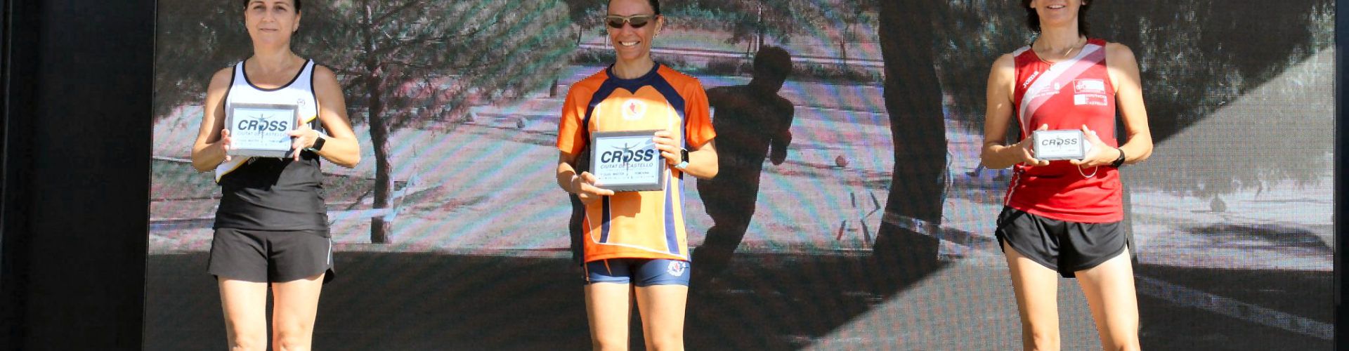Atletes del Club Esportiu Vinaròs, en el Cros de Castello i la Mitja Marató de València