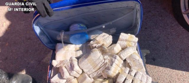 La Guardia Civil detiene a un varón que circulaba con casi 200 tabletas de hachís por la AP-7