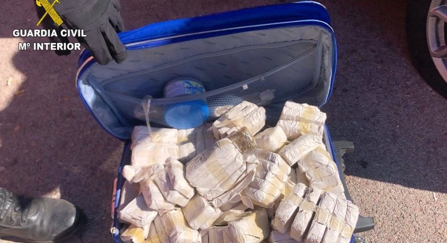 La Guardia Civil detiene a un varón que circulaba con casi 200 tabletas de hachís por la AP-7 