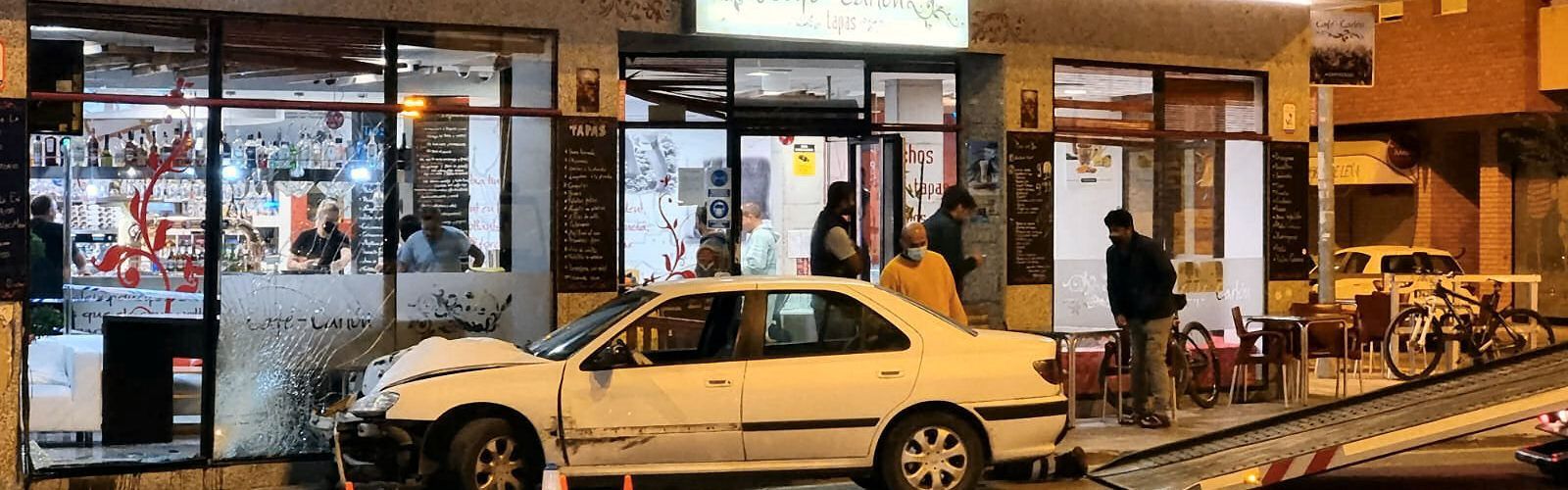 S’empotra un turisme a Benicarló contra la façana d’una cafeteria