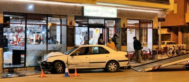 S’empotra un turisme a Benicarló contra la façana d’una cafeteria