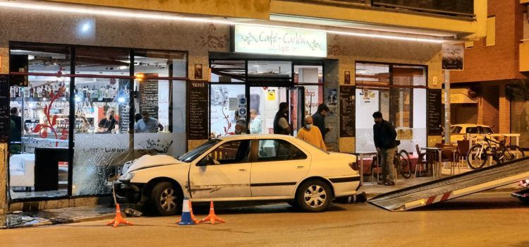 S’empotra un turisme a Benicarló contra la façana d’una cafeteria