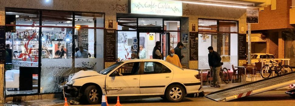 S’empotra un turisme a Benicarló contra la façana d’una cafeteria