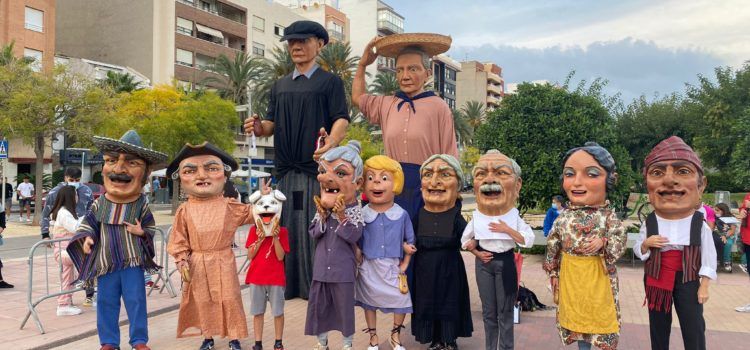 Els Nanos i Gegants de Vinaròs, en la trobada de bèsties de foc al Grau de Castelló