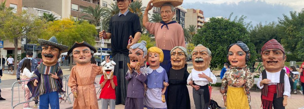 Els Nanos i Gegants de Vinaròs, en la trobada de bèsties de foc al Grau de Castelló