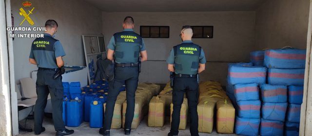 La Guardia Civil interviene un nuevo alijo de hachís y detiene a ocho personas, una de ellas guardia civil, en el Puerto de Vinaròs