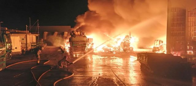 Incendi en una nau industrial d’Amposta