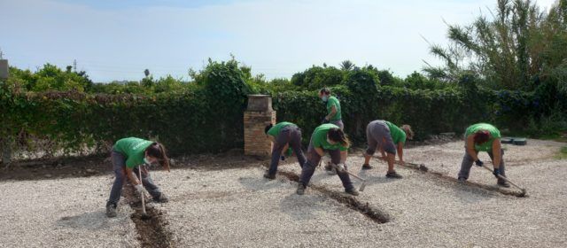 Els alumnes del programa Et Formem Vinaròs adeqüen el pàrquing exterior del Pou de Mangrano