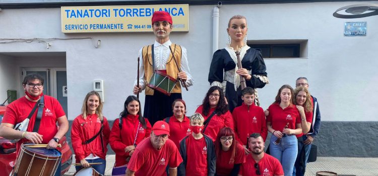 Gegantons, dolçainers i tabaleters de Vinaròs en l’aniversari d'”El Senill” de Torreblanca