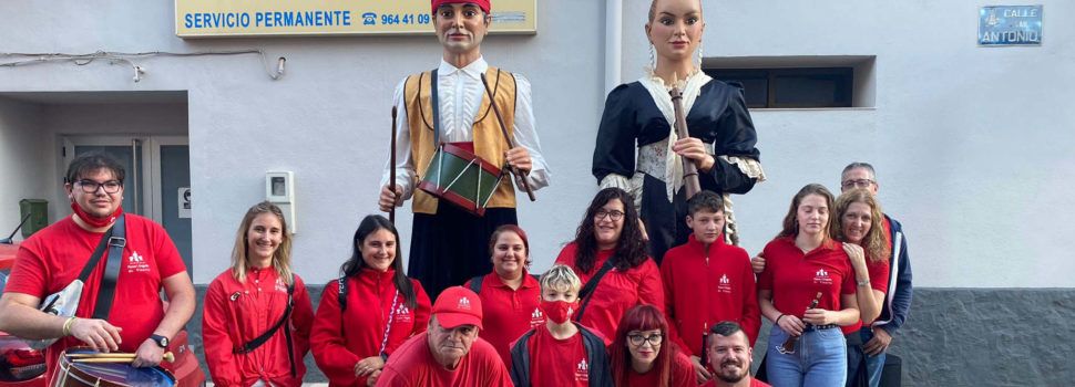 Gegantons, dolçainers i tabaleters de Vinaròs en l’aniversari d'”El Senill” de Torreblanca