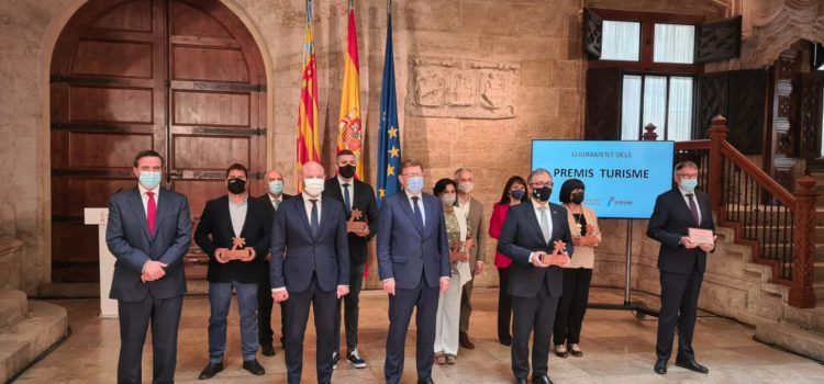 El president José Martí aplaudeix l’esforç d’empreses i productors gastroturístics de Castelló després de rebre el premi de Turisme CV