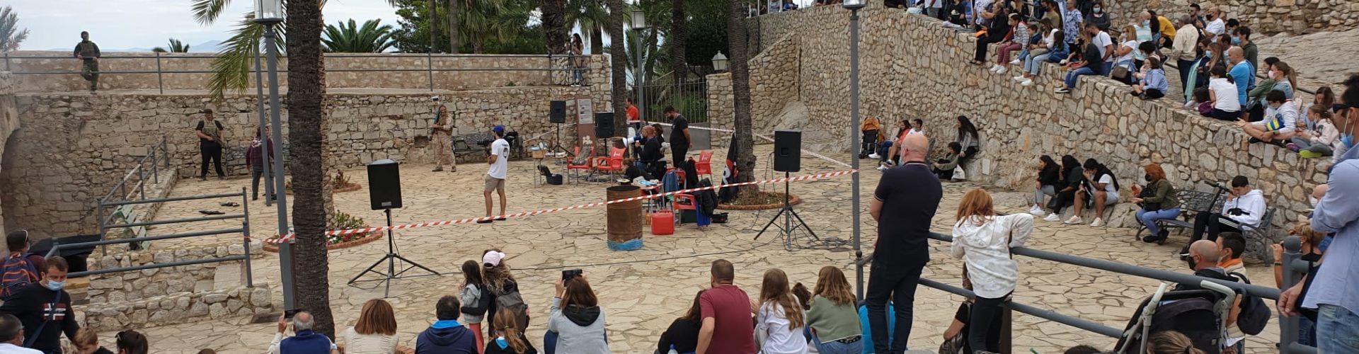 Los visitantes y turistas se convierten en actores por un día este puente en Peñíscola