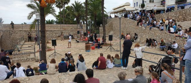 Los visitantes y turistas se convierten en actores por un día este puente en Peñíscola
