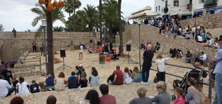 Los visitantes y turistas se convierten en actores por un día este puente en Peñíscola