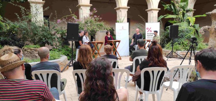 El carrer principal d’Ulldecona es converteix per un dia amb la fira Àgora en l’aparador de l’economia social i cooperativa