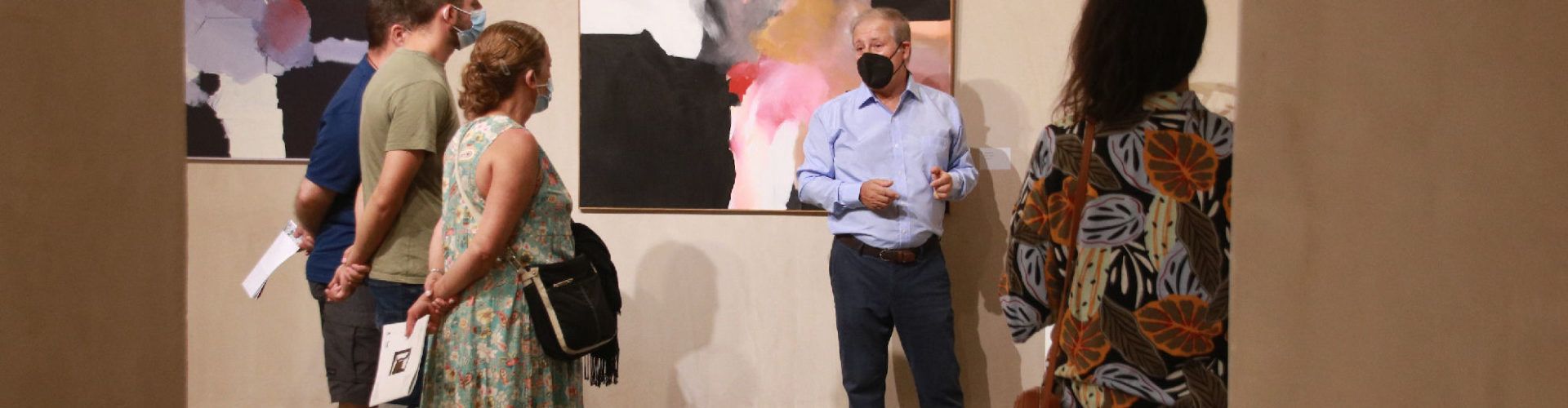 Iñaki Ruiz de Eguino supervisa la retirada de la muestra retrospectiva de su obra y muestra su satisfacción por el éxito de público