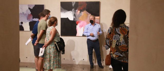Iñaki Ruiz de Eguino supervisa la retirada de la muestra retrospectiva de su obra y muestra su satisfacción por el éxito de público