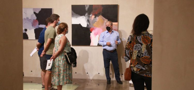 Iñaki Ruiz de Eguino supervisa la retirada de la muestra retrospectiva de su obra y muestra su satisfacción por el éxito de público