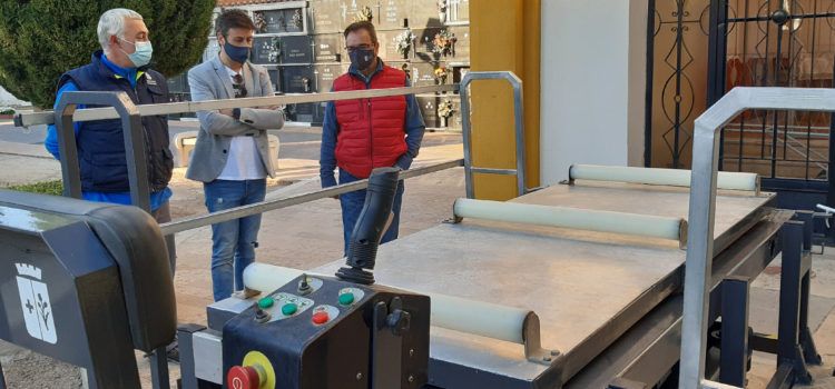 La Brigada d’Obres i Serveis de Benicarló posa a punt el Cementeri per a Tots Sants