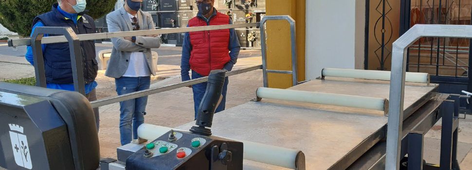 La Brigada d’Obres i Serveis de Benicarló posa a punt el Cementeri per a Tots Sants