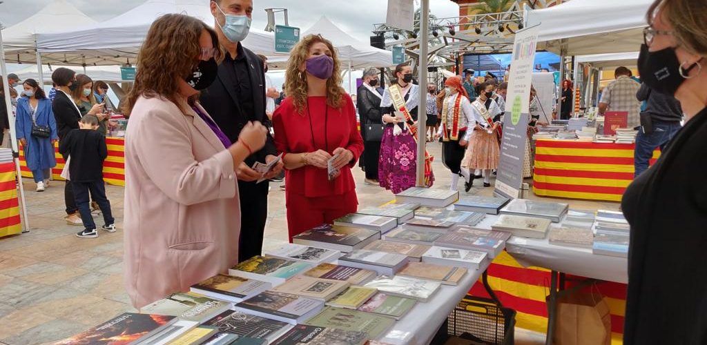 La diputada de Cultura, Ruth Sanz, assisteix a la inauguració de la Fira del Llibre de Vinaròs
