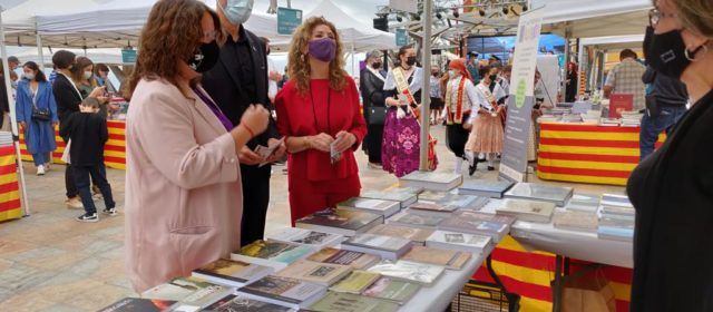 La diputada de Cultura, Ruth Sanz, assisteix a la inauguració de la Fira del Llibre de Vinaròs
