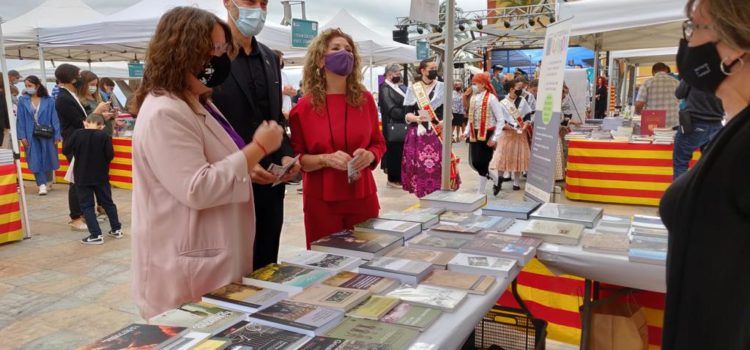 La diputada de Cultura, Ruth Sanz, assisteix a la inauguració de la Fira del Llibre de Vinaròs