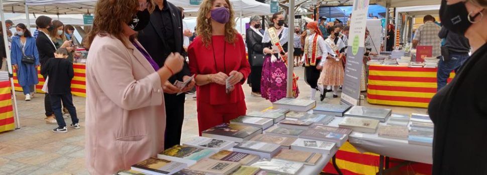 La diputada de Cultura, Ruth Sanz, assisteix a la inauguració de la Fira del Llibre de Vinaròs