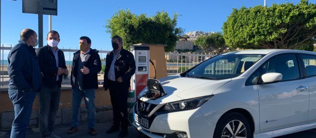 El diputat de Sostenibilitat visita l’electrolinera de Peñíscola, que inclou l’explotació en la gestió de l’ORA