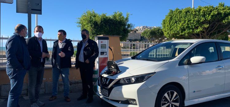 El diputat de Sostenibilitat visita l’electrolinera de Peñíscola, que inclou l’explotació en la gestió de l’ORA