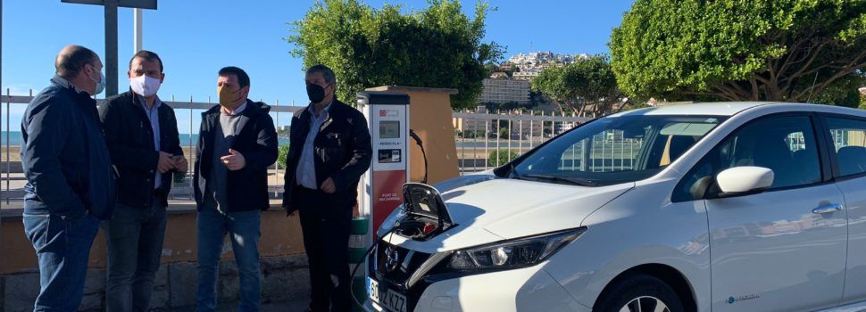 El diputat de Sostenibilitat visita l’electrolinera de Peñíscola, que inclou l’explotació en la gestió de l’ORA