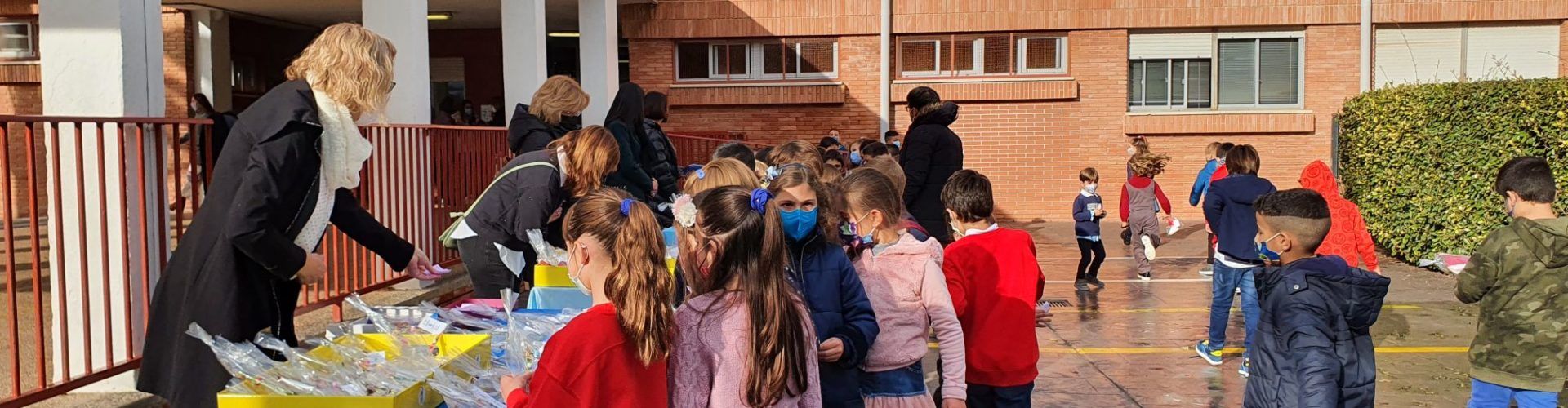 Una fira solidària escolar recapta a Vinaròs quasi 1.800 euros per ajudar La Palma