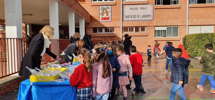 Una fira solidària escolar recapta a Vinaròs quasi 1.800 euros per ajudar La Palma
