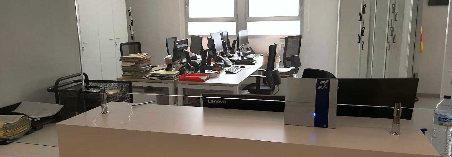 Justicia adaptará los mostradores de las sedes judiciales como la de Vinaròs para facilitar la comunicación a personas con limitación auditiva