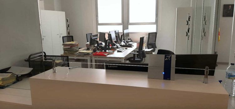 Justicia adaptará los mostradores de las sedes judiciales como la de Vinaròs para facilitar la comunicación a personas con limitación auditiva