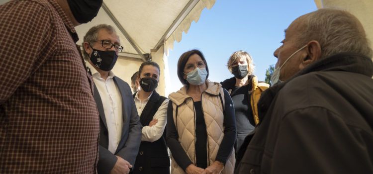 José Martí visita les exhumacions d’afusellats a Castelló, amb assistència del fill d’una veïna de Benicarló que tenia 6 anys quan el seu pare va ser afusellat
