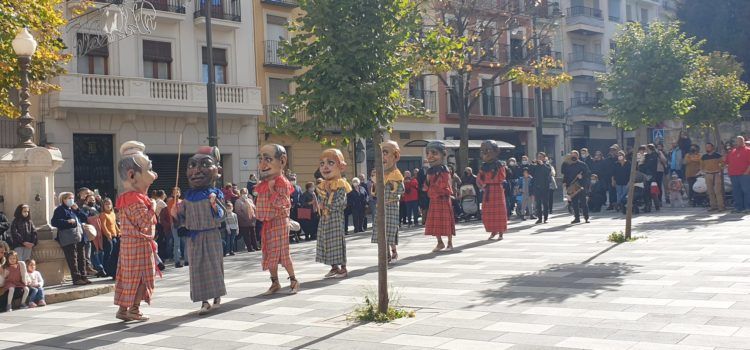 Els nanos i gegants de Vinaròs, en la tercera trobada “Xicotets i Grans” a Alcoi