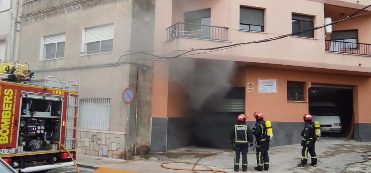 Incendi d’n vehicle a l’aparcament d’un edifici del carrer Ulldecona de Benicarló